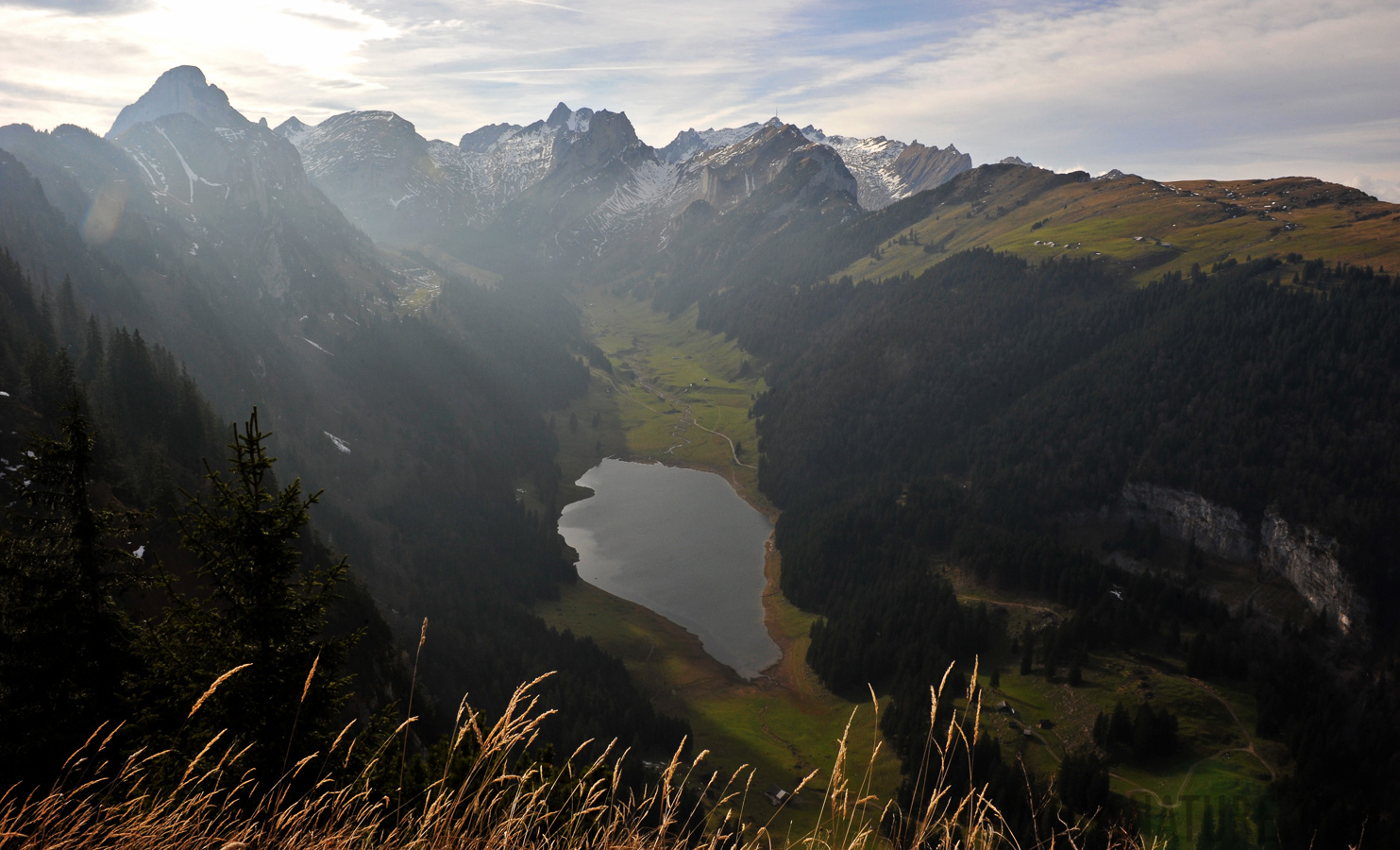 The Sämtisersee in the background Säntis [28 mm, 1/250 sec at f / 22, ISO 800]